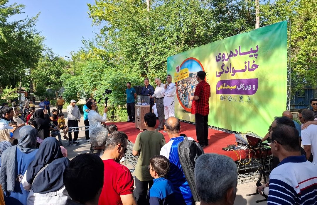 شور و نشاط خانوادگی در شیراز؛ توزیع ۴۰ کارت هدیه ۵ میلیونی در همایش بزرگ پیاده‌روی منطقه ۲