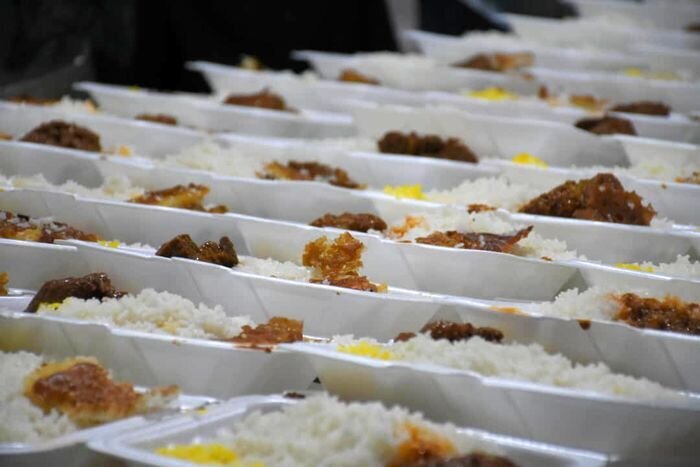 توزیع ۷ هزار فالوده شیرازی و ۳ هزار غذای گرم به همت هیات جوانان آل یاسین و همکاری اوقاف ناحیه یک شیراز
