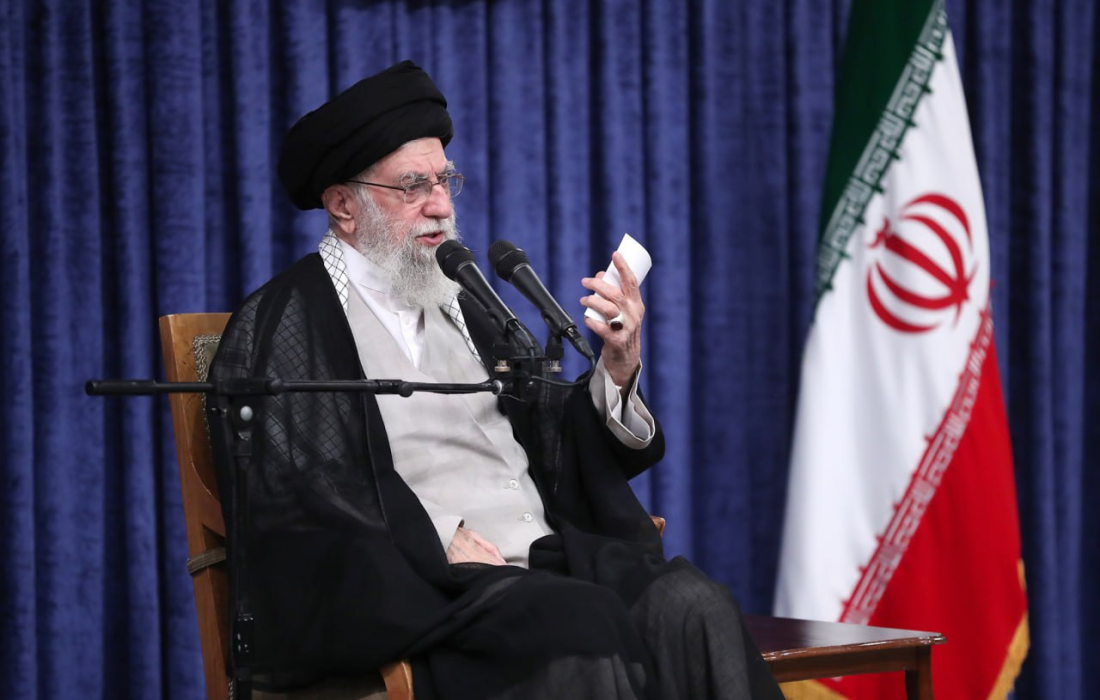ملت با جهت‌گیری‌های گوناگون سیاسی و وزن متفاوت مذهبی پای ایران ایستاد