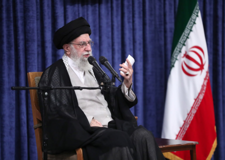 ملت با جهت‌گیری‌های گوناگون سیاسی و وزن متفاوت مذهبی پای ایران ایستاد