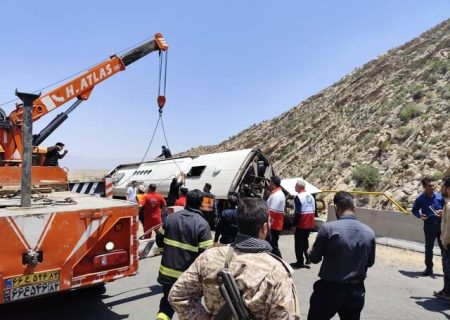 افزایش شمار جان‌باختگان حادثه واژگونی اتوبوس در جاده فیروزآباد ـ کوار به ۲۱ نفر + اعلام جزئیات