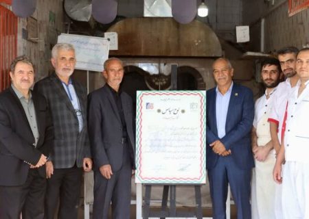 تجلیل از کاسبان نمونه باعث افزایش کیفیت خدمات و الگوسازی مثبت در میان اصناف می‌شود