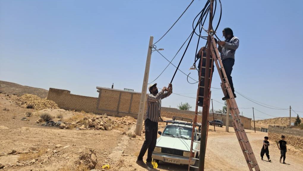 برقراری ارتباط مجدد مشترکین سرقتی با اجرای کابلکشی هوایی در شهرستان فسا