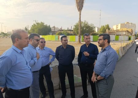 بازدید میدانی سرپرست معاونت حمل‌ونقل شهرداری شیراز از پروژه‌های کلیدی ترافیکی مناطق ۴ و ۹؛ تأکید بر تسریع اجرا و ارتقای ایمنی
