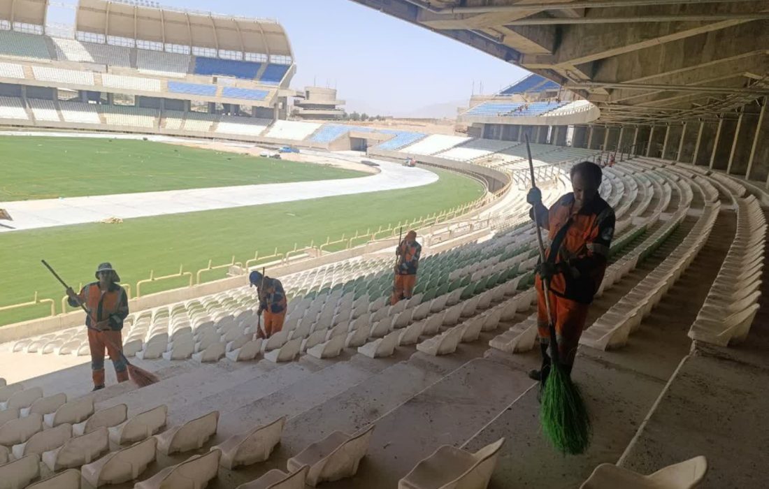 آمادهسازی ورزشگاه پارس برای آیین افتتاح و نخستین مسابقه لیگ برتر در شیراز/ ۲۲۰ پاکبان در دو نوبت، مشغول عملیات گسترده پاکسازی و جمعآوری پسماندهای عمرانی ورزشگاه پارس هستند