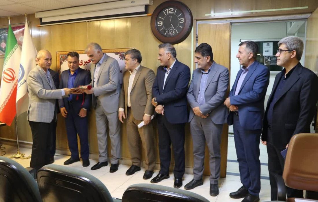 خبرنگاران فارس همکاران افتخاری شرکت آبفا فارس شدند/ نشان سقای افتخاری در دستان اصحاب رسانه