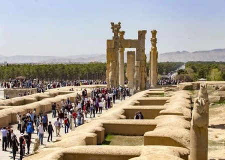 اهدای اسناد مالکیت تخت جمشید، باغ ارم، سد درودزن و دریاچه پریشان به دستگاه‌های متولی