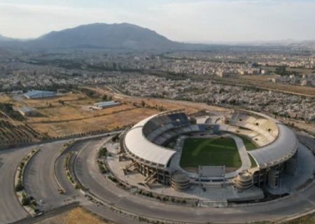 پرتاب شدن قطعه‌ای از سقف ورزشگاه پارس به سمت تماشاچیان؛ یک نفر مصدوم شد