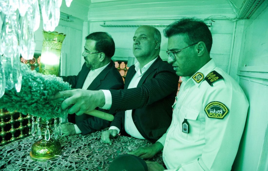 غبارروبی ضریح مطهر حضرت علی بن حمزه (ع) با حضور مسئولان و خادمان