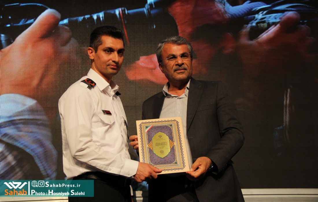رئیس سازمان آتشنشانی شیراز در جشنواره شهید رجایی فارس به عنوان کارمند نمونه برگزیده شد