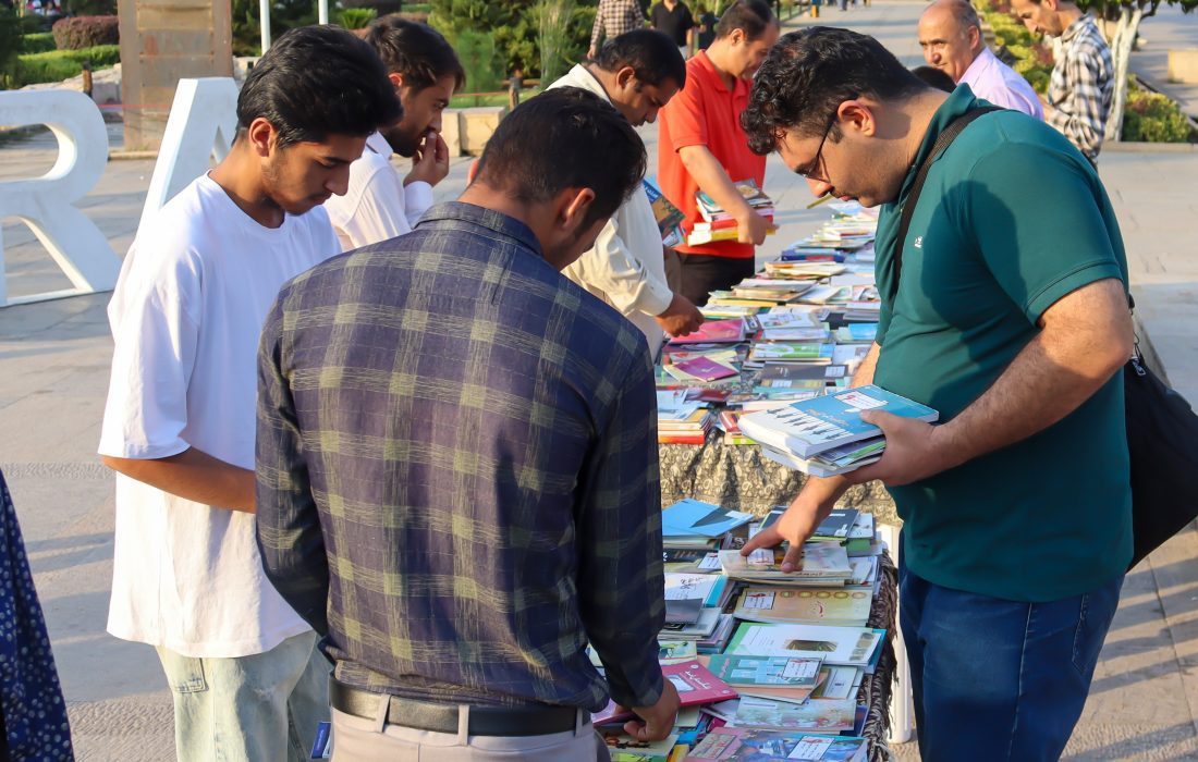 ۱۷ هزار پانصد جلد کتاب در غالب طرح پیوند با کتاب به شکل رایگان بین شهروندان شیرازی توزیع شد