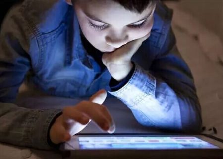نشانه‌ها و پیامدهای اعتیاد کودکان به فضای مجازی