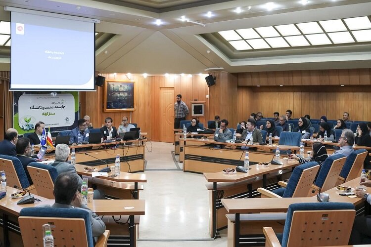 «مدار کوتاه» در دانشگاه شیراز برگزار شد