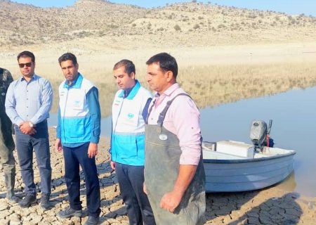 صید ماهی از دریاچه سد تنگاب فیروزآباد آغاز شد