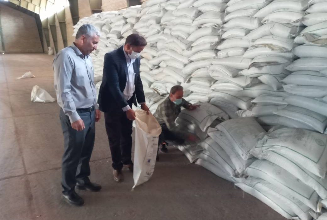 نمونهبرداری از ۲۰۰ تن پارت سه کود سوپر فسفات ساده در انبار سازمانی فارس؛ گامی برای تضمین کیفیت نهادههای کشاورزی