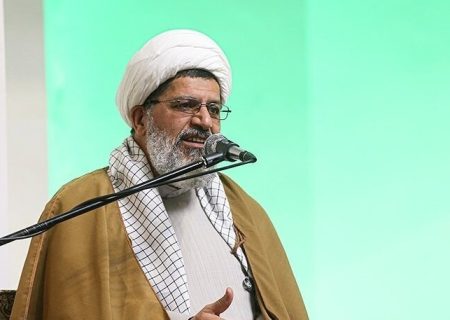 عمل به قرآن بسیاری از مشکلات اجتماعی و فردی را حل می‌کند