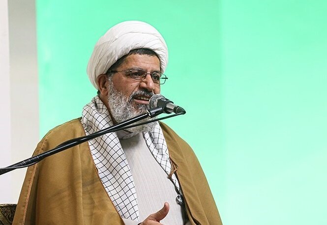 عمل به قرآن بسیاری از مشکلات اجتماعی و فردی را حل می‌کند