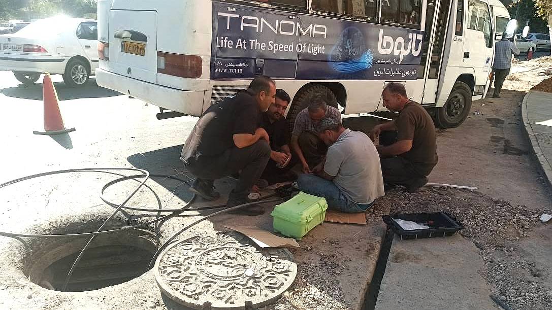 ترمیم فیبر نوری خیابان عفیف آباد/ ارتباطات پایدار حاصل تلاش کارشناسان مخابرات منطقه فارس