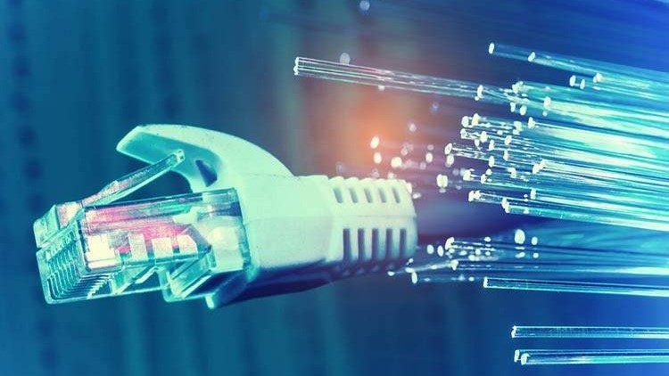 در دفاع از پروژه ملی مخابرات ایران؛ نقدها سرِ فیبر نوری است، ولی ریشه در سیمکشی ذهنها دارد