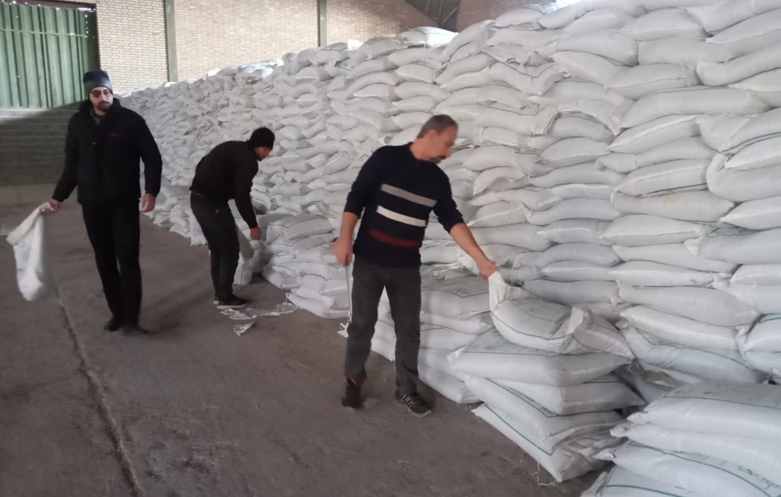 نمونه‌برداری پارت ۶۴ کود سولفات پتاسیم گرانول تولید «صنعت پتاس آسیا» در انبار سازمانی فارس