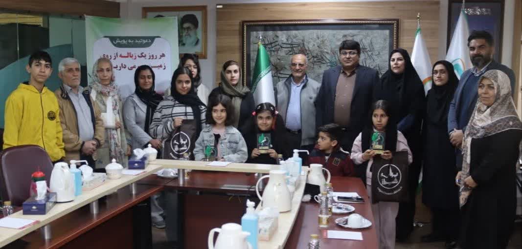 پنجمین مرحله اهدا هدایا به برگزیدگان پویش هر روز یک زباله از روی زمین برمی داریم