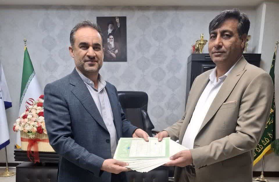 اهدای اسناد مالکیت تک برگ شهرک صنعتی کازرون به مدیرعامل شرکت شهرک های صنعتی فارس