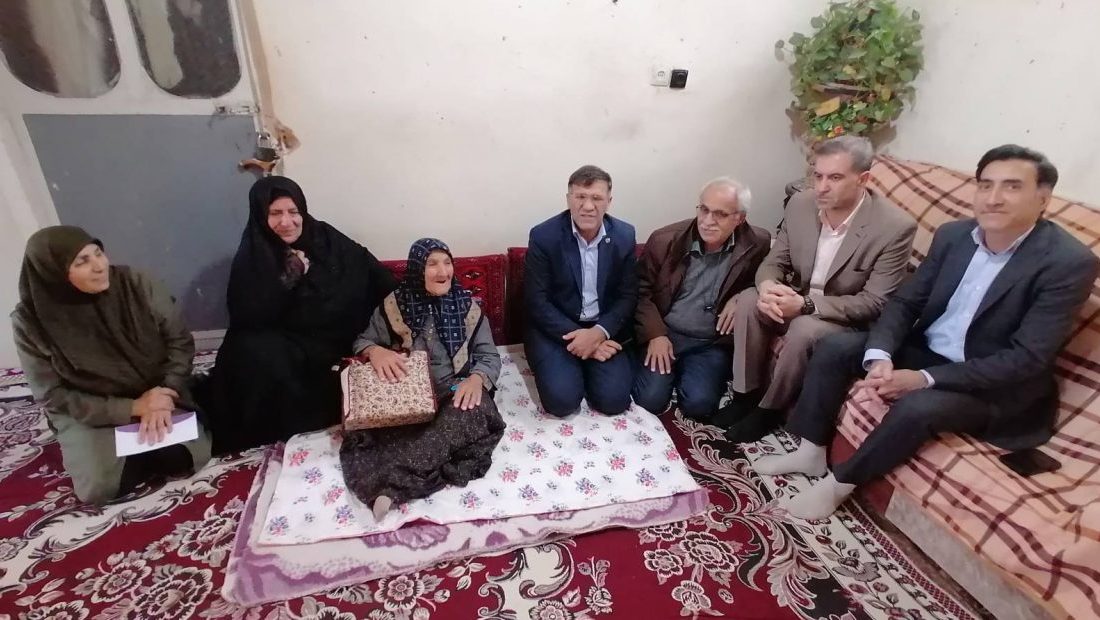 دیدار مدیر مخابرات منطقه فارس با خانواده شهدای مخابراتی